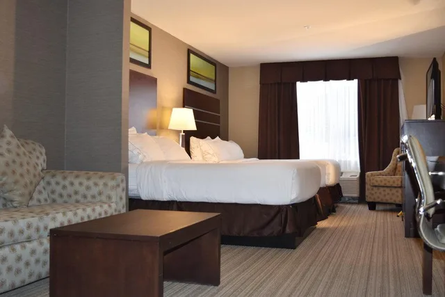 جناح بسريرين كوين، HOLIDAY INN EXPRESS GOLDEN KICKING HORSE 3/3