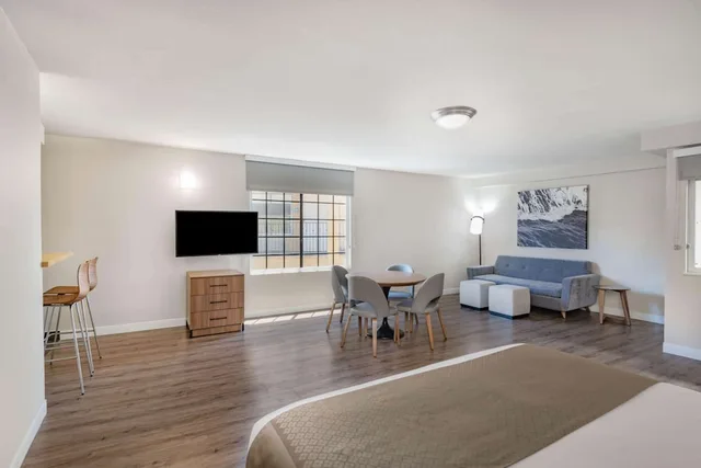جناح تنفيذي بسرير كينج مع أريكة بمطبخ، Wyndham Garden San Diego near SeaWorld 3/6