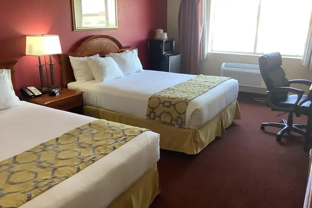 غرفة رباعية بسريرين كوين، Baymont Inn & Suites by Wyndham Holbrook 1/1