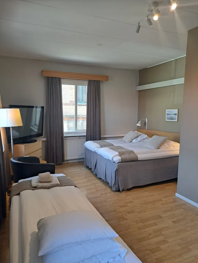 غرفة سوبيريور بسرير مزدوج وسرير فردي وثلاثة أسرّة، Hotel Radhuset First Partner 1/3