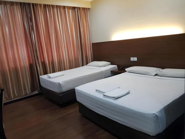 غرفة قياسية ثلاثية بسرير فردي، GARDEN INN 1/2