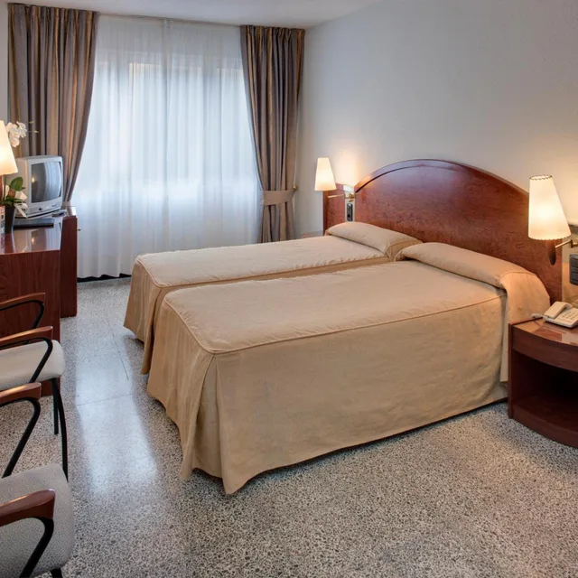 غرفة بسرير مزدوج أو سريرين منفصلين، Hotel Gaudi 1/5