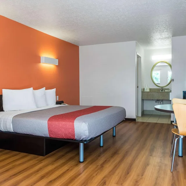 غرفة بسرير كينج لغير المدخنين، Motel6 Columbus, OH - OSU 1/9