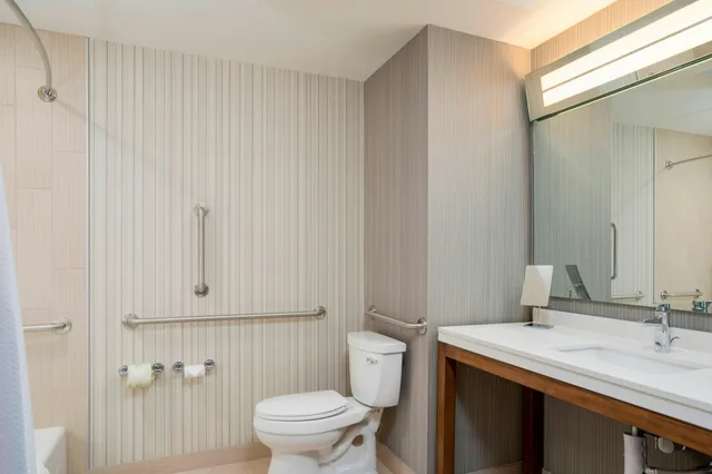 غرفة بسرير كينج، Courtyard by Marriott Niagara Falls, USA 3/5