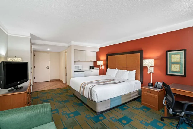 غرفة تنفيذية بسرير كينج، La Quinta Inn & Suites by Wyndham Kingsport Tri-Cities 1/6