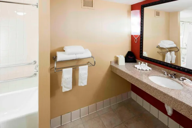 غرفة بسرير كوين بحوض استحمام لذوي الإعاقة، Courtyard by Marriott San Diego - Rancho Bernardo 6/9