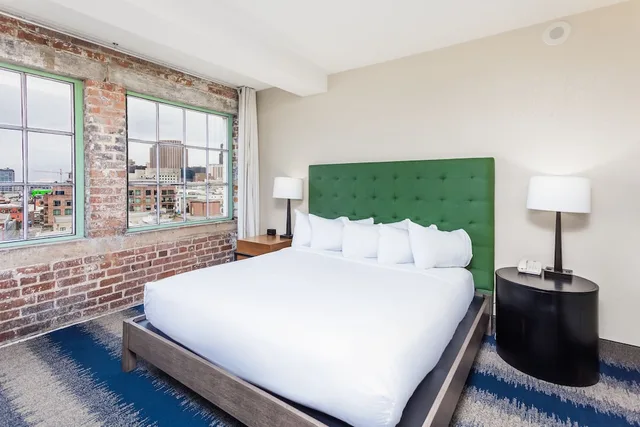 جناح بسرير كينج مع أريكة بحوض استحمام، The Mercantile Hotel 1/3