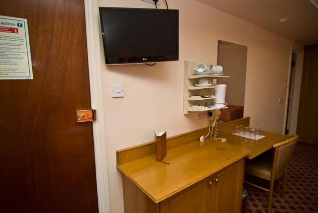 غرفة ثلاثية، Alexandra Hotel 3/3