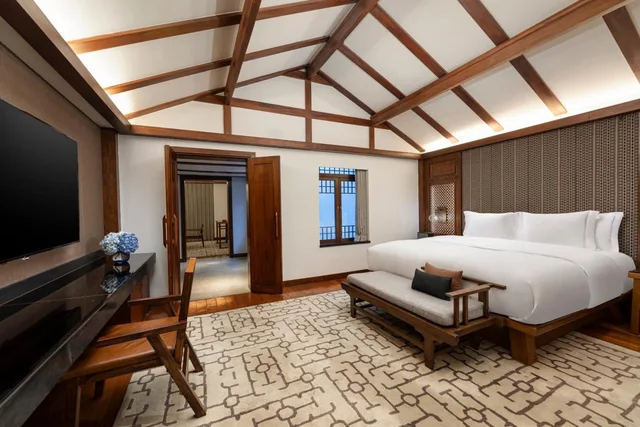 جناح بسرير كينج بغرفة نوم واحدة بمنطقة جلوس، INTERCONTINENTAL LIJIANG ANCIENT TOWN RESORT 1/6