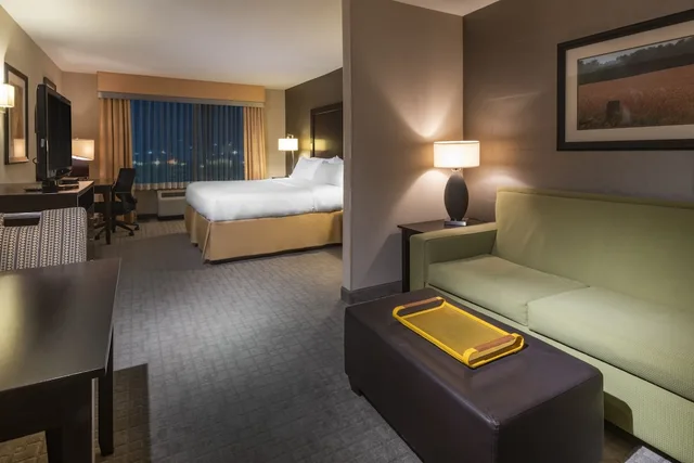 جناح بسرير كينج مع أريكة، Holiday Inn Express Hotel and Suites Hays 1/4