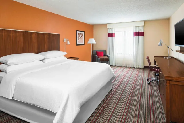 غرفة بسرير كينج، Four Points by Sheraton Bentonville 1/12
