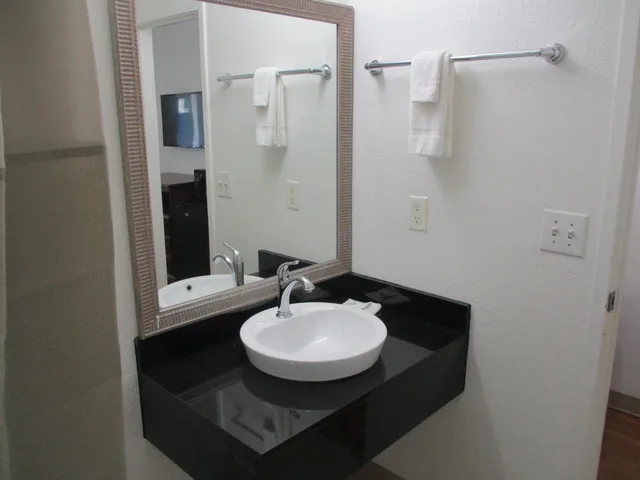 Deluxe, King Bed, Motel6 Meridian, MS 4/6