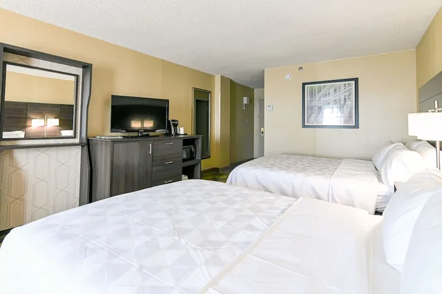 غرفة قياسية بسريرين كينج بحوض استحمام لذوي الإعاقة، Holiday Inn Charlottesville-Univ Area 2/6
