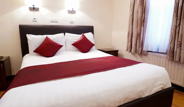 Superior, Queen Bed, La Gaffe 5/10