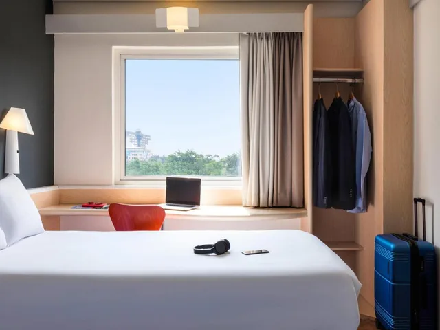 غرفة بسرير مزدوج بحوض استحمام، Ibis Guadalajara Expo 1/2