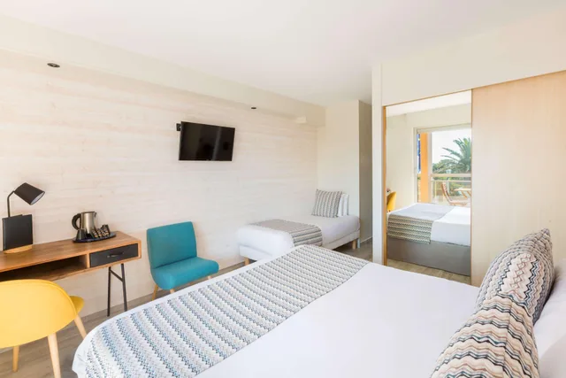 غرفة بسرير كينج وسرير فردي بإطلالة على البحر، Best Western Plus Hotel Canet-Plage 2/5