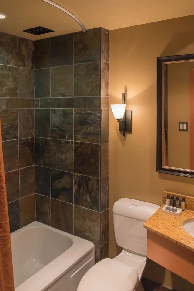 Deluxe, Trundle Bed, Queen Bed, Waterfall View، Sunshine Mountain Lodge - Superior Room 2/3