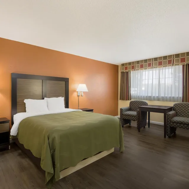 جناح بغرفة نوم واحدة مع أريكة، Quality Inn and Suites Medford Airport 2/6