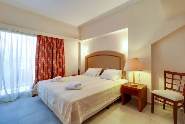 جناح عائلي بسرير مزدوج وسريرين منفصلين بغرفتي نوم، Calamos Beach Family Club Hotel By Anayia All Inclusive Resorts 1/1