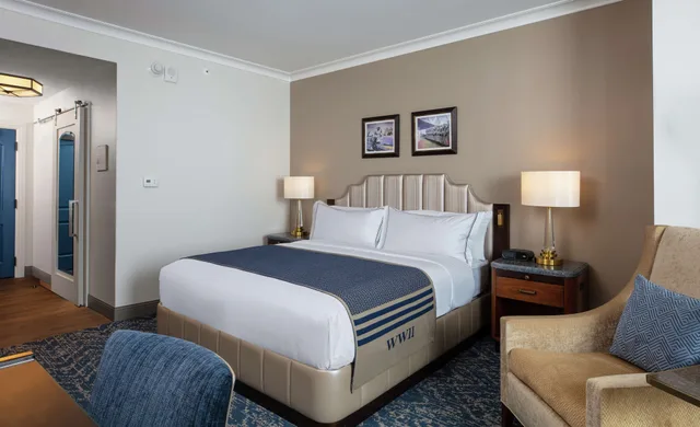 غرفة بسرير كينج بحوض استحمام لذوي الإعاقة، The Higgins Hotel New Orleans, Curio Collection by Hilton 2/4