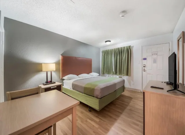 غرفة بسرير كينج بمطبخ، Motel6 Corpus Christi, TX - North 3/9