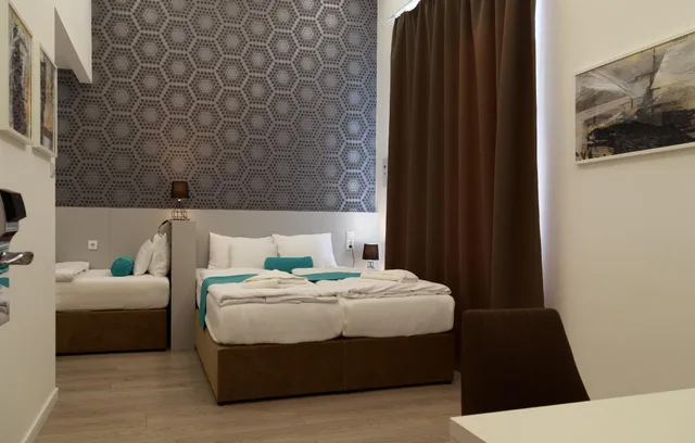 غرفة ديلوكس ثلاثية بسرير مزدوج وسرير فردي، Hotel Mika Downtown 2/3