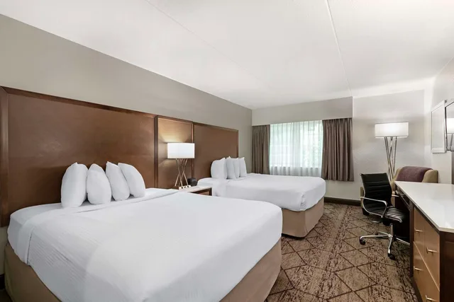 غرفة بسريرين كوين بإطلالة على المسبح، Best Western Plus Longbranch Hotel and Convention Center 3/4