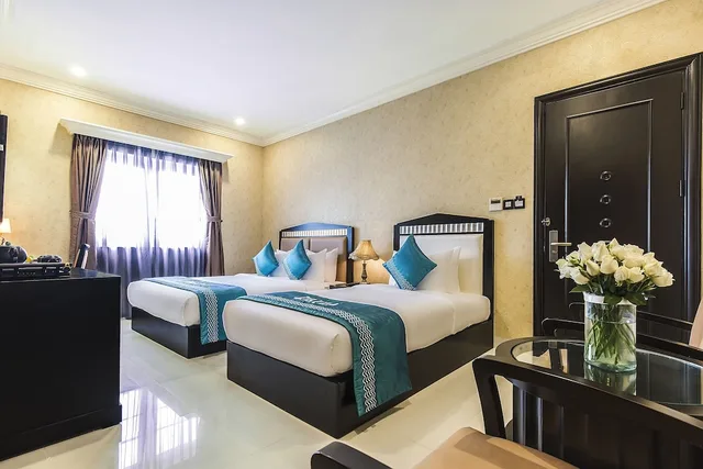 Deluxe, Triple, 1 Queen and 1 Single Bed, Partial River View، Ibiza Riverfront Hotel Da Nang 6/9