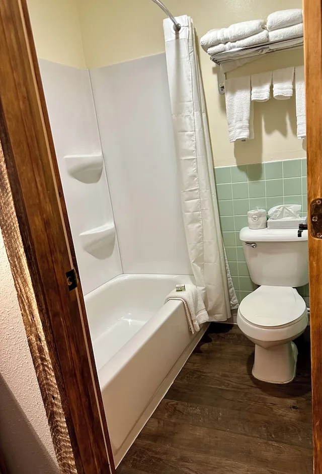 غرفة بسرير كينج مع أريكة، Americas Best Value Inn-Wall 8/8