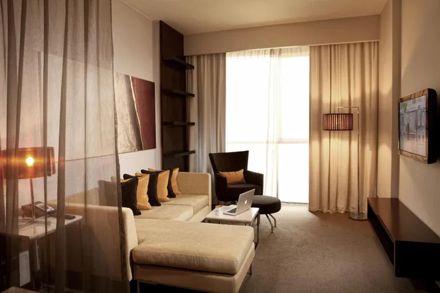 جناح بسرير كينج بغرفة نوم واحدة بمطبخ صغير، Centro Sharjah Rotana 1/8