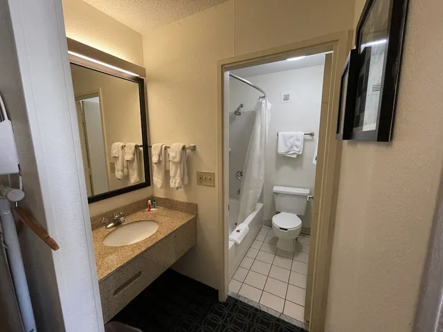 غرفة بسرير كينج، Baymont by Wyndham Dayton North 4/5