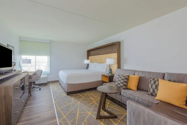 غرفة بريميوم بسرير كينج في طابق مرتفع، Holiday Inn La Mirada 1/5