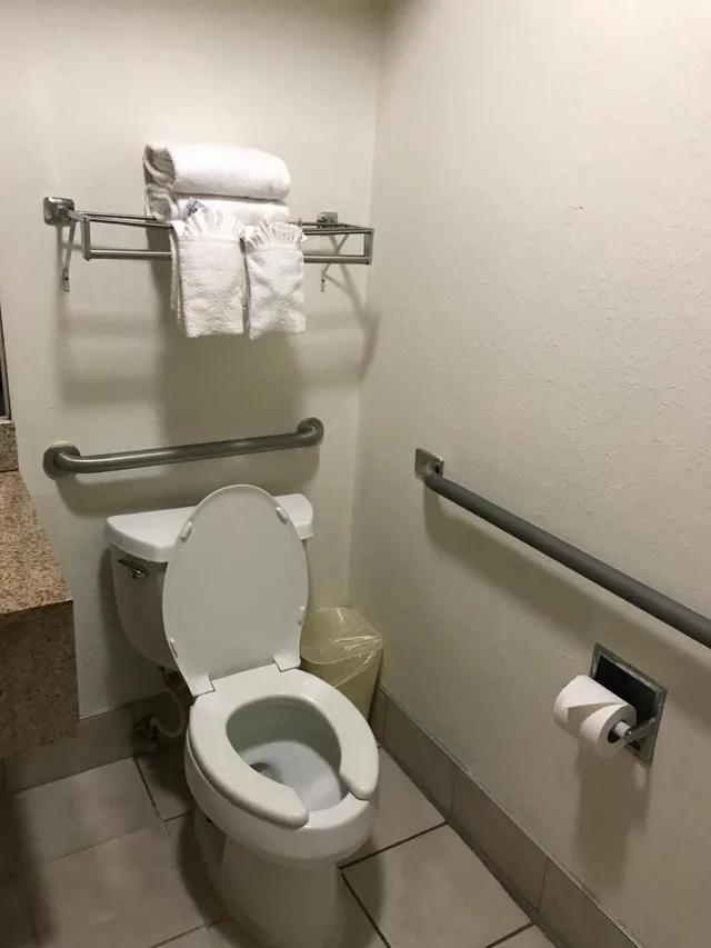 غرفة بسرير كينج لذوي الإعاقة، The Best Inn & Suites 1/3