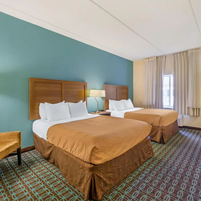 غرفة رباعية بسريرين كوين لذوي الإعاقة، Quality Inn and Suites Sandusky 3/6