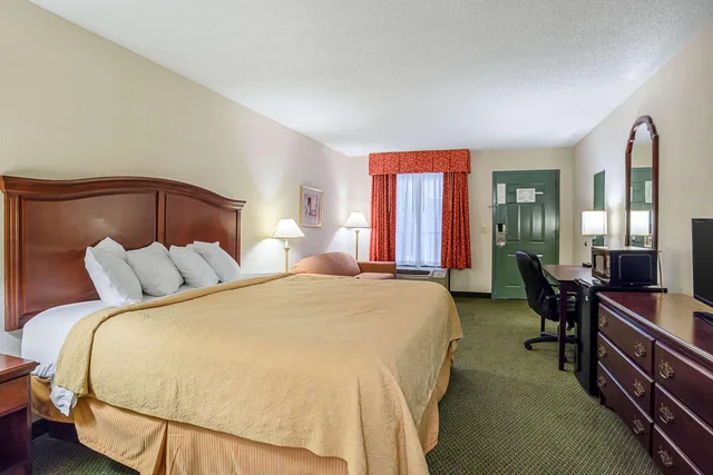 غرفة بسرير كينج لذوي الإعاقة، Quality Inn Heber Springs, AR 1/2