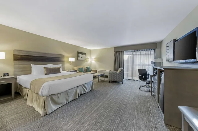 جناح جونيور بسرير كينج بشرفة مع أريكة، Best Western Plus Executive Inn 2/9