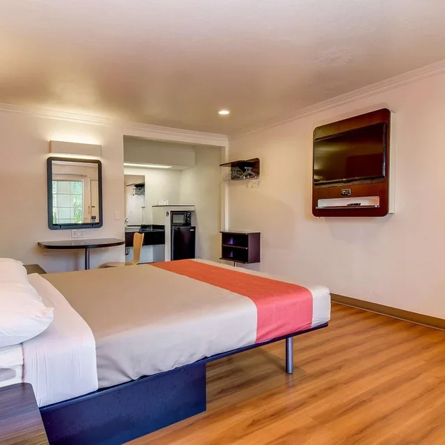 غرفة بسرير كينج للمدخنين، Motel6 Garden Grove, CA 9/10