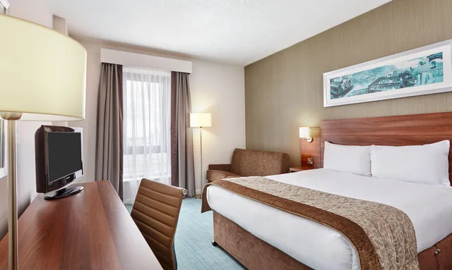 غرفة سوبيريور ثلاثية بسرير مزدوج وسرير فردي، Leonardo Hotel Milton Keynes 1/3