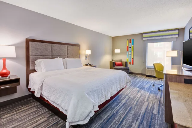 غرفة بسرير كينج بحوض جاكوزي لذوي الإعاقة، Hampton Inn Cincinnati Airport North 1/4