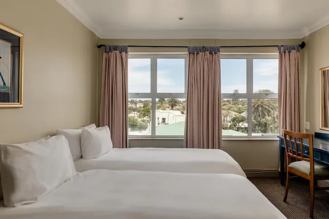 غرفة بريميوم بسريرين منفصلين بإطلالة على البحر، Southern Sun The Marine Hotel 1/6