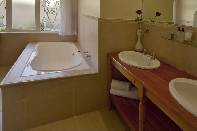 غرفة ديلوكس ثلاثية بسريرين منفصلين، Sundown Manor Guest House 3/3