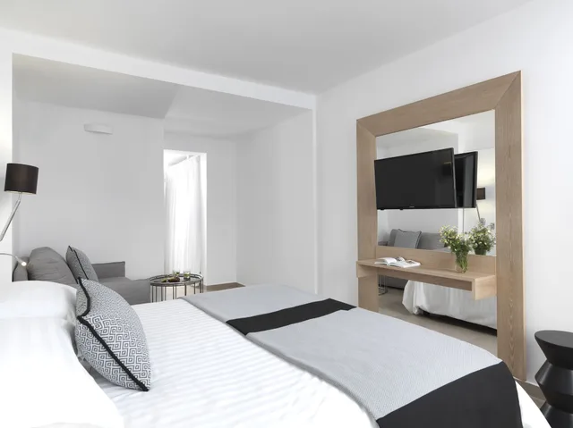 غرفة بريميوم ثلاثية بسرير كينج بإطلالة على الفناء بغرفة نوم واحدة مع أريكة، Aressana Spa Hotel and Suites 2/10