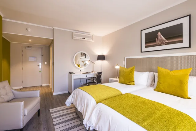 غرفة قياسية بسرير كينج بإطلالة على البحر، Simon's Town Quayside Hotel 1/10