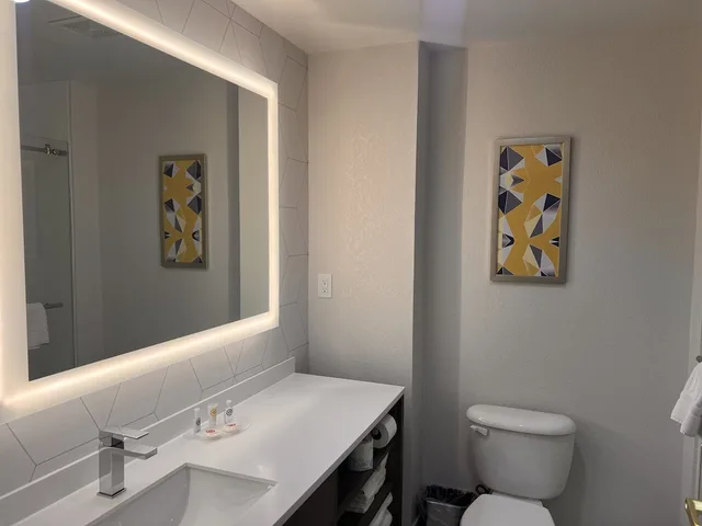 جناح بسرير كينج مع أريكة، Comfort Suites Louisville Airport 7/8