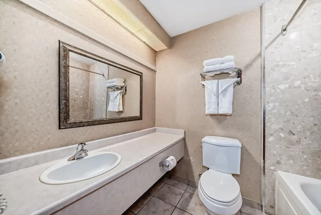 غرفة عائلية بسريرين كوين مع أريكة بمطبخ للمدخنين، Stony Plain Inn & Suites 4/5