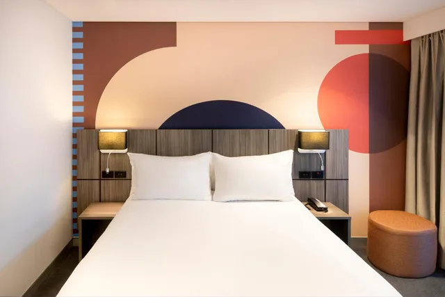 غرفة ديلوكس بسرير كينج وسرير كوين بشرفة، ibis Styles Sydney Central 5/8