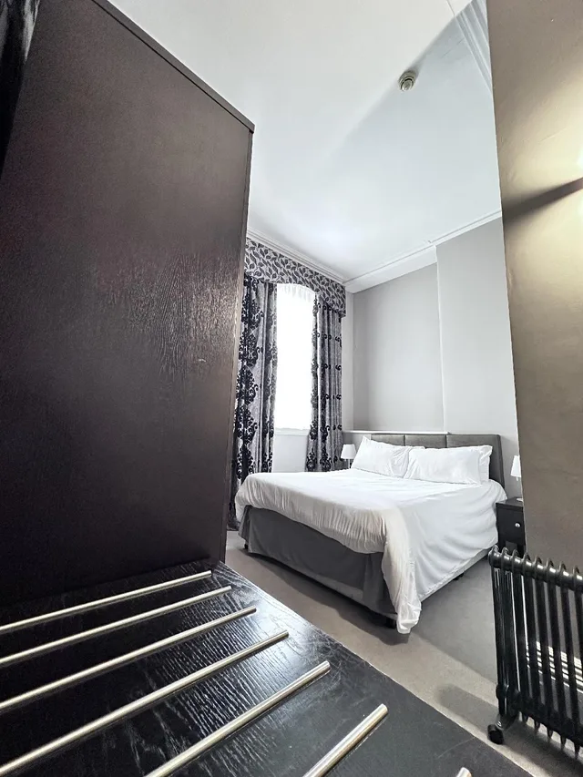 غرفة بسرير كينج وسرير كوين، Cathedral Quarter Hotel 3/3