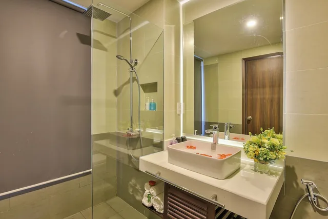 غرفة بريميير بسرير كينج بإطلالة على المدينة بشرفة، White Lotus Hotel Hoian 2/2