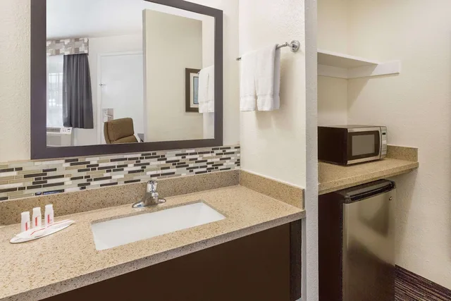 غرفة قياسية بسريرين كوين، Ramada By Wyndham Monterey 3/3