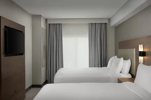 جناح بسريرين كوين بغرفة نوم واحدة مع أريكة، Residence Inn by Marriott Ocean Township 1/3